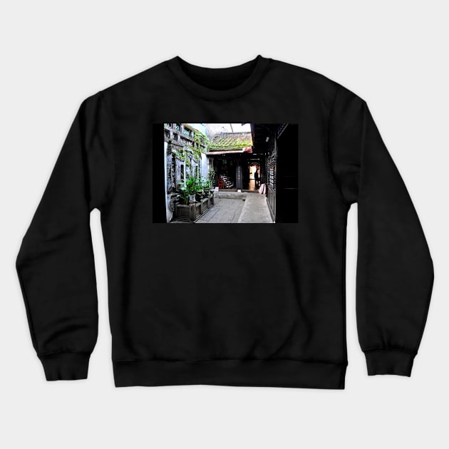 Cour d'une maison typique d'Hoi An - Vietnam Crewneck Sweatshirt by franck380